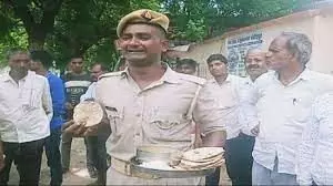 सिपाही को खाना की शिकायत करना पडा महंगा, अधिकारी पागल साबित करने पर तुले,वीडियो बनाकर लगाई न्याय की गुहार सिपाही को खाना की शिकायत करना पडा महंगा, अधिकारी पागल साबित करने पर तुले,वीडियो बनाकर लगाई न्याय की गुहार