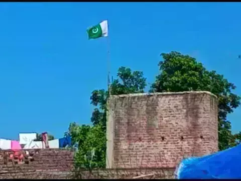 कुशीनगर मे पाकिस्तानी झंडा लागाने बाले आरोपी युवक को पुलिस ने किया गिरफ्तार