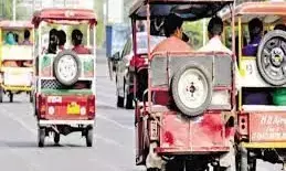 नोएडा मे एक महिला ने रिक्शा चालक के जडे एक मिनट मे 50 से 60 थप्पड ,बीडियो सोशलमीडिया पर वायरल ,बजह सुनकर आप भी रह जाएंगे हैरान नोएडा मे एक महिला ने रिक्शा चालक के जडे एक मिनट मे 50 से 60 थप्पड ,बीडियो सोशलमीडिया पर वायरल ,बजह सुनकर आप भी रह जाएंगे हैरान