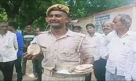 सिपाही को खाना की शिकायत करना पडा महंगा, अधिकारी पागल साबित करने पर तुले,वीडियो बनाकर लगाई न्याय की गुहार सिपाही को खाना की शिकायत करना पडा महंगा, अधिकारी पागल साबित करने पर तुले,वीडियो बनाकर लगाई न्याय की गुहार