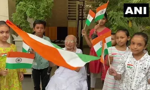 PM मोदी की मां हीराबेन ने बच्चों के साथ फहराया तिरंगा, भारत माता को किया   नमन PM मोदी की मां हीराबेन ने बच्चों के साथ फहराया तिरंगा, भारत माता को किया   नमन