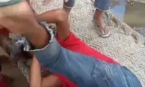 नाबालिक की पिटाई का वीडियो वायरल, वीडियो देखकर हैरान होंगे आप नाबालिक की पिटाई का वीडियो वायरल, वीडियो देखकर हैरान होंगे आप