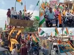 आजादी के अमृत महोत्सव के तहत बुलडोजर पर भव्य तिरंगा यात्रा निकाली गई आजादी के अमृत महोत्सव के तहत बुलडोजर पर भव्य तिरंगा यात्रा निकाली गई