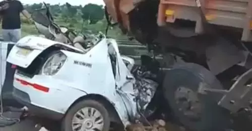 बीड में भीषण सड़क दुर्घटना, कार और टेंपो की भिड़ंत में 6 लोगों की मौत बीड में भीषण सड़क दुर्घटना, कार और टेंपो की भिड़ंत में 6 लोगों की मौत