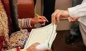 प्रेमी प्रेमिका से करने लगा बेबफाई, तो युवती पहुंची थाने पुलिस ने काजी को बुलाकर निकाह कराया और पुलिस ने नवदंपत्ति को उपहार भेंटकर दी बिदाई प्रेमी प्रेमिका से करने लगा बेबफाई, तो युवती पहुंची थाने पुलिस ने काजी को बुलाकर निकाह कराया और पुलिस ने नवदंपत्ति को उपहार भेंटकर दी बिदाई