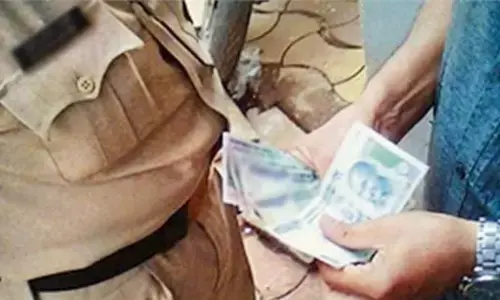 सेवानिवृत्त डीएसपी को 80 हजार रुपये रिश्वत लेते रंगे हाथो किया गिरफ्तार