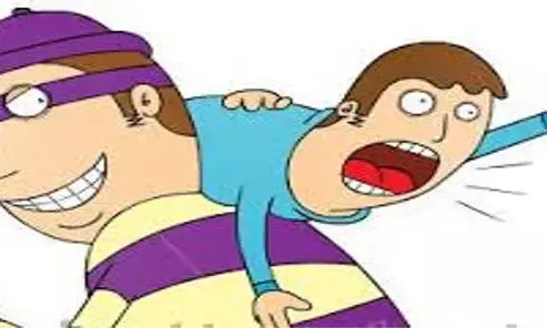 बच्चा चुराकर भाग रही महिला को ग्रमीणो ने धर दबोचा फिर पुलिस के हवाले किया बच्चा चुराकर भाग रही महिला को ग्रमीणो ने धर दबोचा फिर पुलिस के हवाले किया