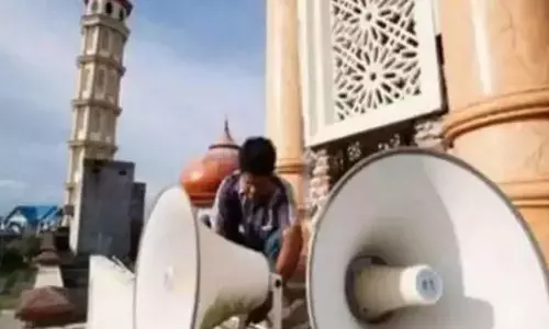 मस्जिद मे घुसकर एक युवक के लाउड स्पीकर पर जय श्रीराम का नारा लगाया ,पुलिस  ने हिरासत मे लेकर थाने ले गई मस्जिद मे घुसकर एक युवक के लाउड स्पीकर पर जय श्रीराम का नारा लगाया ,पुलिस  ने हिरासत मे लेकर थाने ले गई