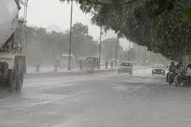 यूपी के कई जिलों मे भारी बारिश का येलो अलर्ट जारी, जानिए अपने जिले के मौसम का हाल