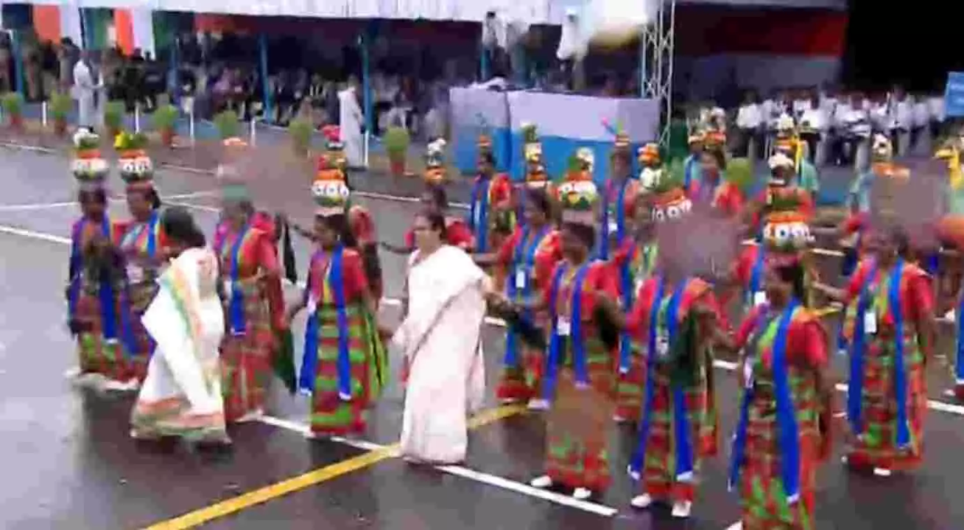 Independence Day 2022: आजादी के जश्न में आदिवासियों के साथ झूमीं CM ममता बनर्जी, डांस वीडियो हुआ वायरल Independence Day 2022: आजादी के जश्न में आदिवासियों के साथ झूमीं CM ममता बनर्जी, डांस वीडियो हुआ वायरल