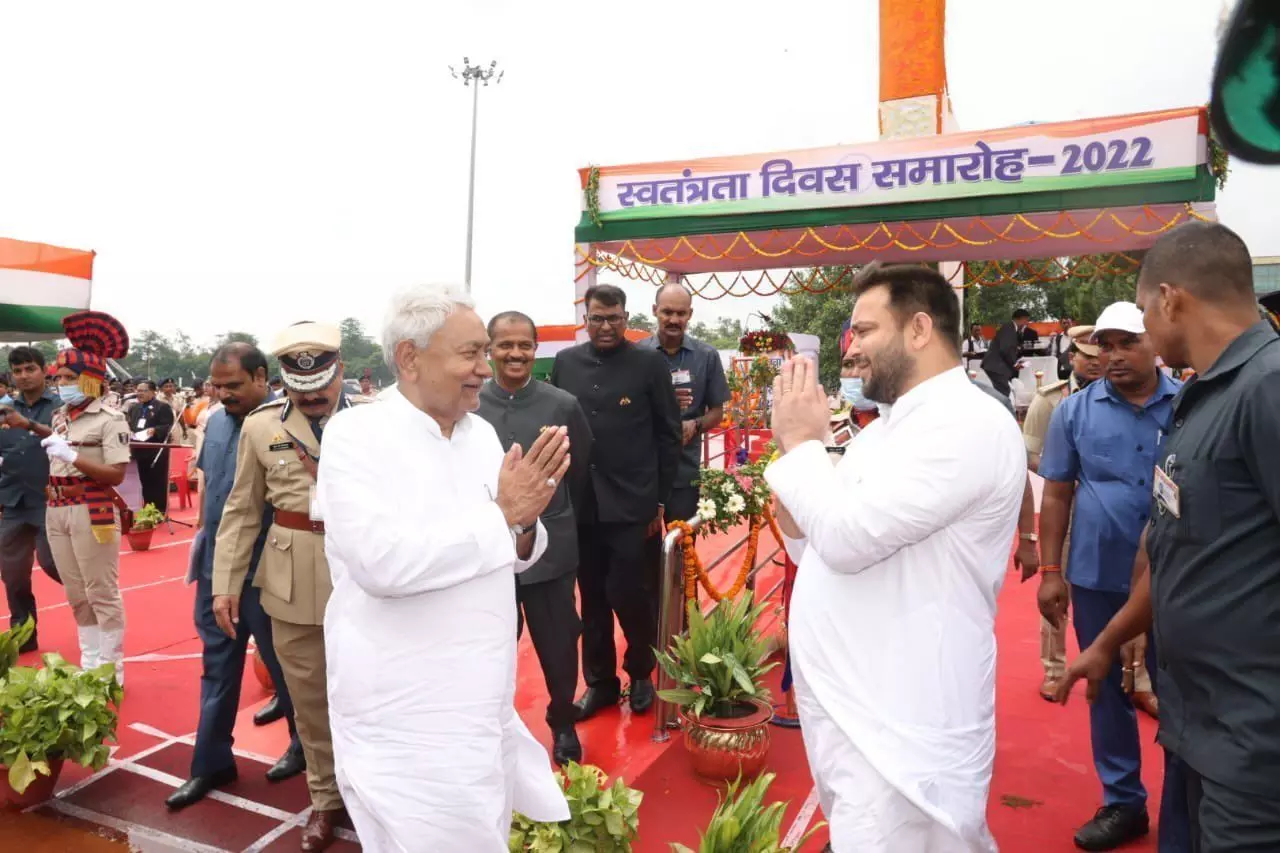 स्वतंत्रता दिवस पर CM नीतीश का बड़ा ऐलान : 10 लाख लोगों को नौकरी के साथ 20 लाख को देंगे रोजगार, तेजस्वी ने कह दी बड़ी बात स्वतंत्रता दिवस पर CM नीतीश का बड़ा ऐलान : 10 लाख लोगों को नौकरी के साथ 20 लाख को देंगे रोजगार, तेजस्वी ने कह दी बड़ी बात