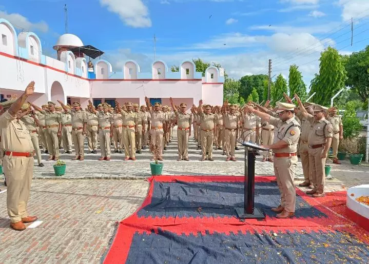 सिद्धार्थनगर में एसपी अमित आनंद ने पुलिस लाइन में किया झंडारोहण,पुलिसकर्मियों को दिलाई कर्तव्यनिष्ठा की शपथ