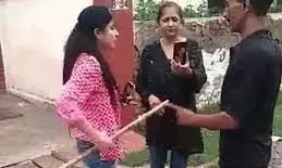 कुत्ते भगाने से नाराज महिला ने कि गार्ड की जमकर धुनाई, वीडियो सोशलमीडिया पर वायरल ,पुलिस ने मामला किया दर्ज कुत्ते भगाने से नाराज महिला ने कि गार्ड की जमकर धुनाई, वीडियो सोशलमीडिया पर वायरल ,पुलिस ने मामला किया दर्ज