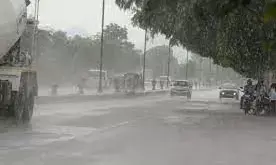 यूपी के कई जिलों मे भारी बारिश का येलो अलर्ट जारी, जानिए अपने जिले के मौसम का हाल