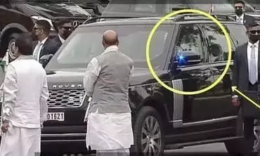 दुनिया की सबसे खतरनाक कार से लाल किला पर PM मोदी की हुई ग्रैंड एंट्री, खूबियां ऐसी कि टैंक भी है फेल दुनिया की सबसे खतरनाक कार से लाल किला पर PM मोदी की हुई ग्रैंड एंट्री, खूबियां ऐसी कि टैंक भी है फेल