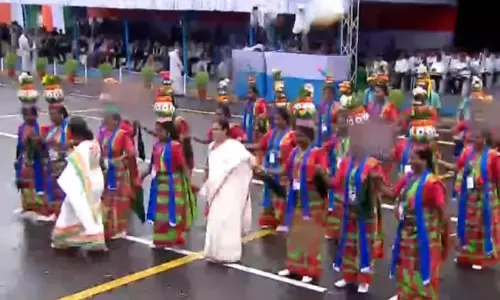 Independence Day 2022: рдЖрдЬрд╛рджреА рдХреЗ рдЬрд╢реНрди рдореЗрдВ рдЖрджрд┐рд╡рд╛рд╕рд┐рдпреЛрдВ рдХреЗ рд╕рд╛рде рдЭреВрдореАрдВ CM рдордорддрд╛ рдмрдирд░реНрдЬреА, рдбрд╛рдВрд╕ рд╡реАрдбрд┐рдпреЛ рд╣реБрдЖ рд╡рд╛рдпрд░рд▓ Independence Day 2022: рдЖрдЬрд╛рджреА рдХреЗ рдЬрд╢реНрди рдореЗрдВ рдЖрджрд┐рд╡рд╛рд╕рд┐рдпреЛрдВ рдХреЗ рд╕рд╛рде рдЭреВрдореАрдВ CM рдордорддрд╛ рдмрдирд░реНрдЬреА, рдбрд╛рдВрд╕ рд╡реАрдбрд┐рдпреЛ рд╣реБрдЖ рд╡рд╛рдпрд░рд▓