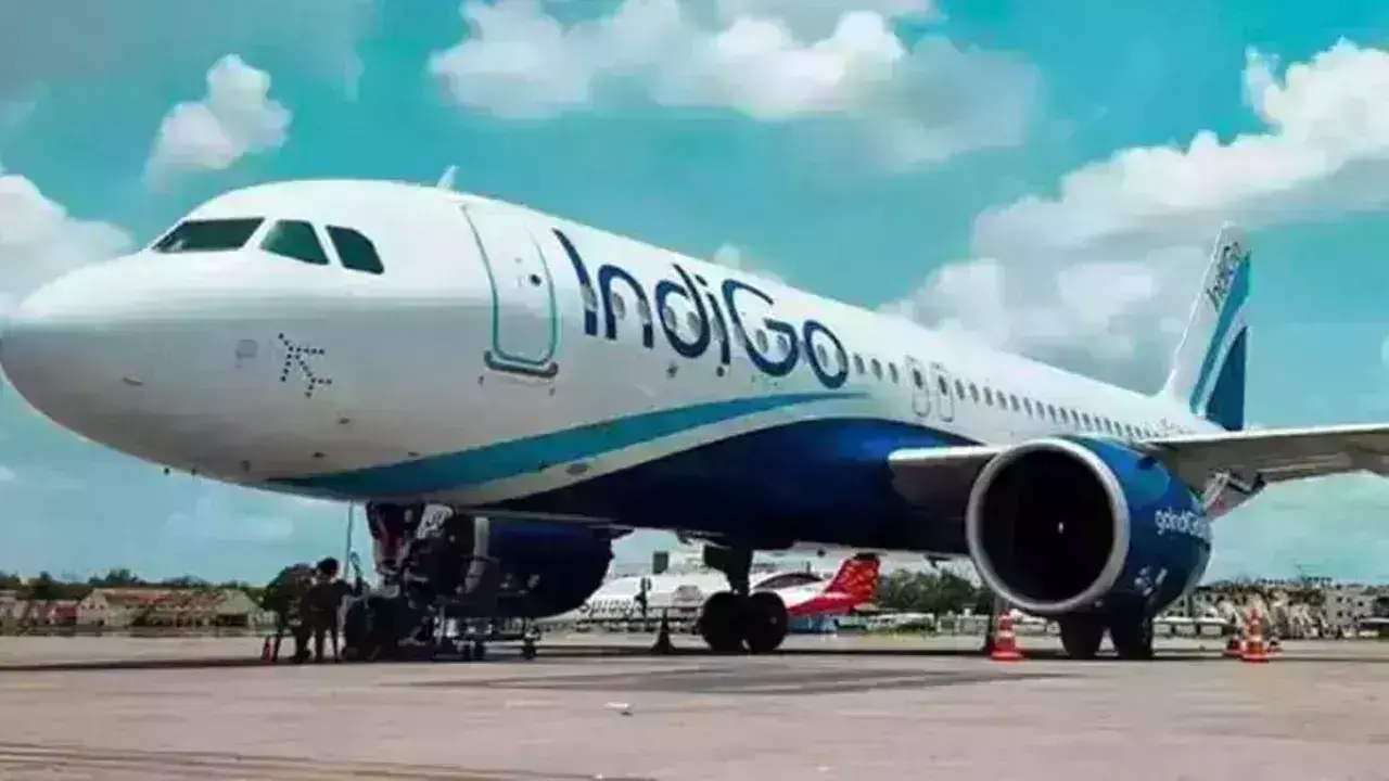 फ्लाइट मे बैठे दोस्त ने व्हाटसप पर कर दिया ऐसा मजाक, कि फ्लाइट मे बैठे सभी यात्रियों को फ्लाइट करनी पडी खाली, जानिए क्या रही बजह फ्लाइट मे बैठे दोस्त ने व्हाटसप पर कर दिया ऐसा मजाक, कि फ्लाइट मे बैठे सभी यात्रियों को फ्लाइट करनी पडी खाली, जानिए क्या रही बजह