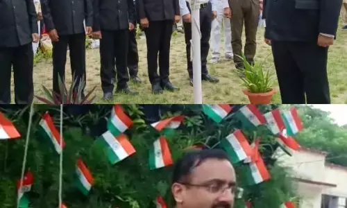 कमिश्नर ने मंडलायुक्त कार्यालय पर तो डीएम ने कलेक्ट्रेट कार्यालय पर किया झंडारोहण