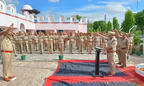 सिद्धार्थनगर में एसपी अमित आनंद ने पुलिस लाइन में किया झंडारोहण,पुलिसकर्मियों को दिलाई कर्तव्यनिष्ठा की शपथ सिद्धार्थनगर में एसपी अमित आनंद ने पुलिस लाइन में किया झंडारोहण,पुलिसकर्मियों को दिलाई कर्तव्यनिष्ठा की शपथ