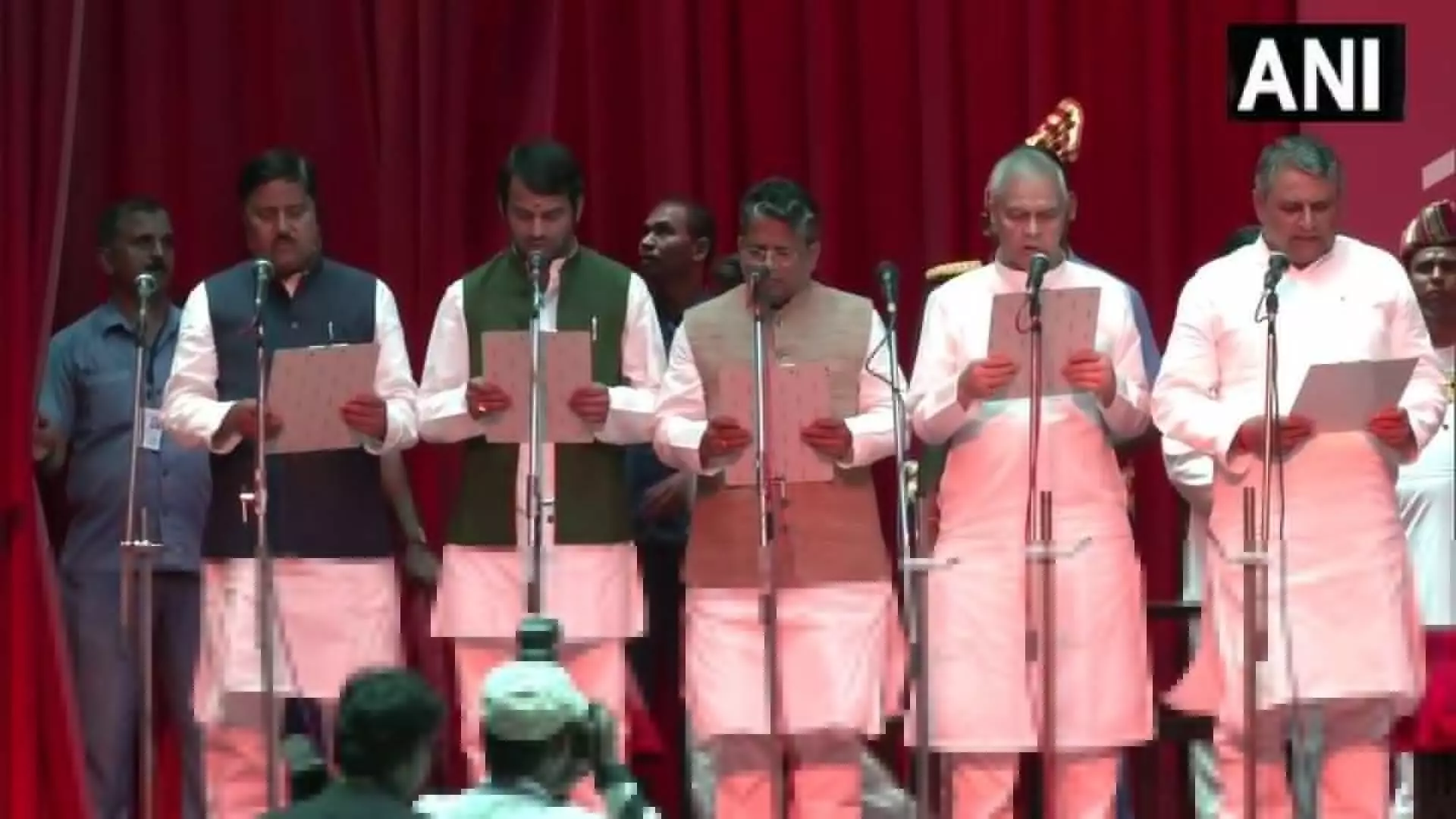 बिहार में नीतीश कैबिनेट का हुआ विस्तार: तेज प्रताप समेत इन मंत्रियों ने ली शपथ, देखिए- पूरी लिस्ट बिहार में नीतीश कैबिनेट का हुआ विस्तार: तेज प्रताप समेत इन मंत्रियों ने ली शपथ, देखिए- पूरी लिस्ट