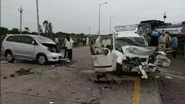 तेज रफ्तार ने ली एक युवती समेत 4 युवको की जान , उदयपुर से घूमकर वापस लौट रहे थे घर तेज रफ्तार ने ली एक युवती समेत 4 युवको की जान , उदयपुर से घूमकर वापस लौट रहे थे घर