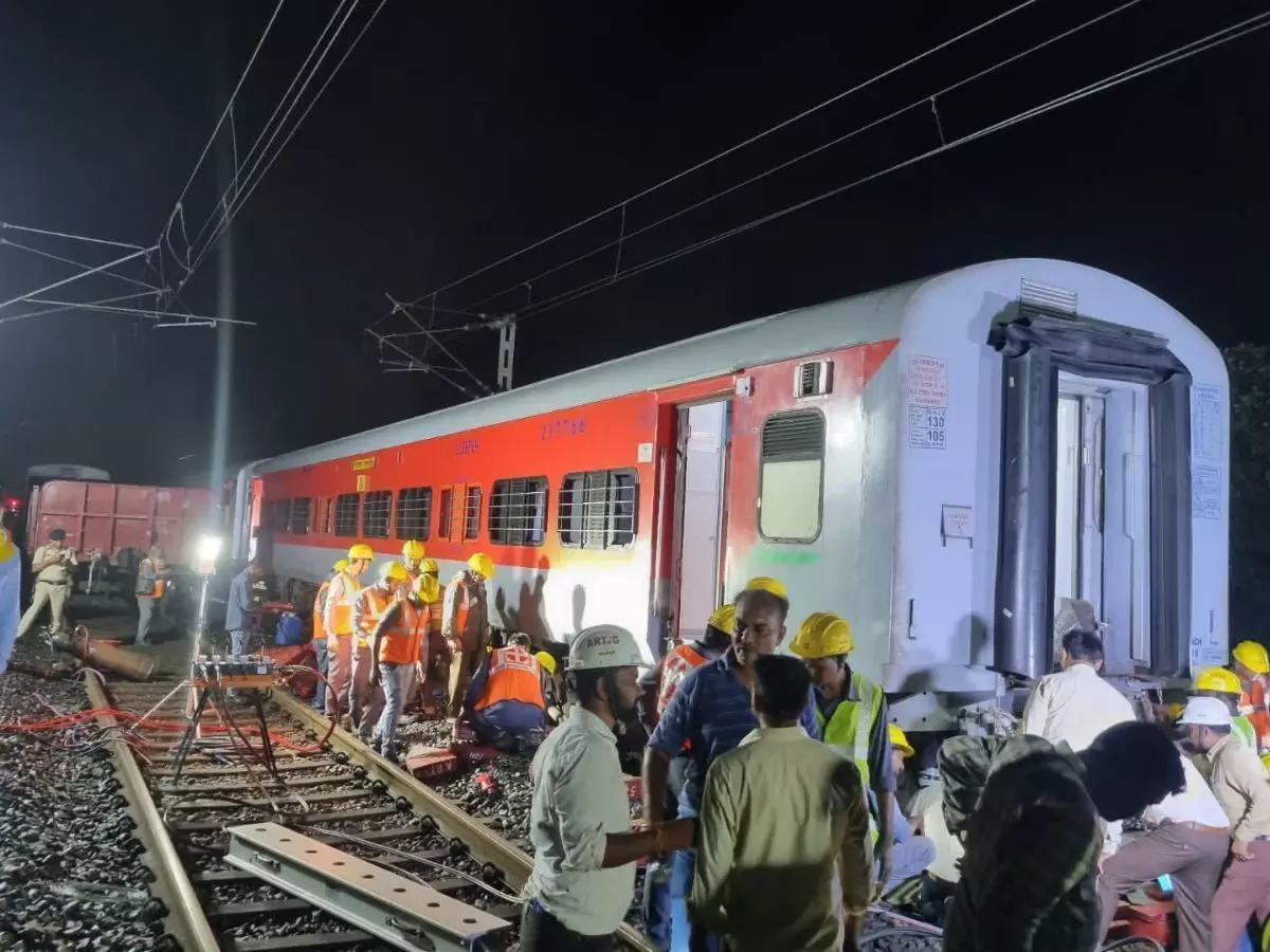 Maharashtra Train Accident: पैसेंजर ट्रेन और मालगाड़ी में आमने-सामने हुई भीषण टक्कर, 50 लोग जख्मी