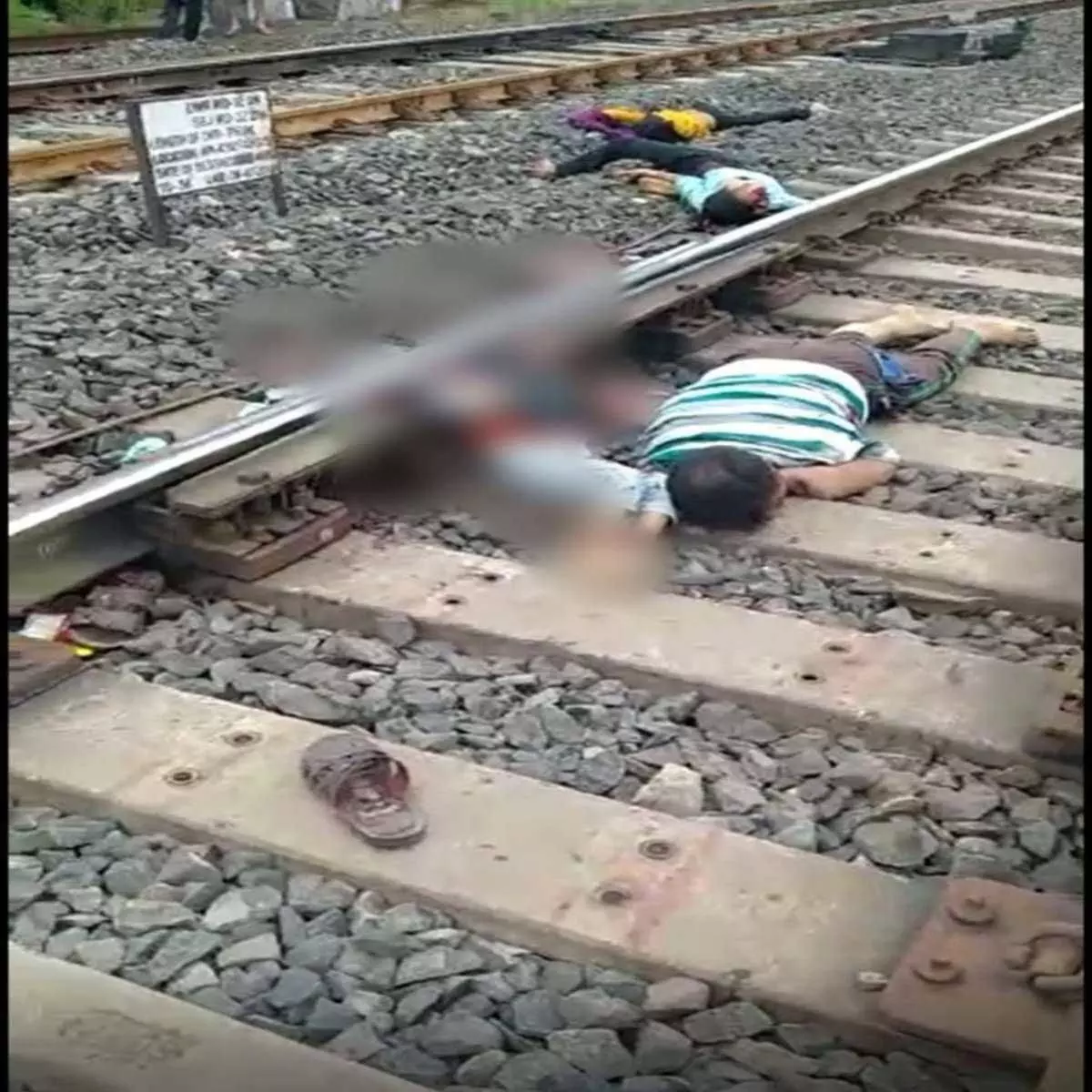 पिता समेत तीन बच्चों की ट्रेन से कटकर मौत, आत्महत्या की आशंका, रेलवे पुलिस मौके पर पहुंची