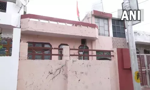 जम्मू कश्मीर में एक घर से छह शव मिलने से सनसनी, मरने वालों में महिला और बच्चे भी शामिल जम्मू कश्मीर में एक घर से छह शव मिलने से सनसनी, मरने वालों में महिला और बच्चे भी शामिल