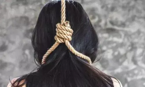 दो बच्चो को फांसी लगाकर महिला ने खुद को लगाई फांसी पुलिस ने तीनो शव कब्जे मे लेकर पोस्टमार्टम के लिए भेजा पुलिस मामले की जांच मे जुटी दो बच्चो को फांसी लगाकर महिला ने खुद को लगाई फांसी पुलिस ने तीनो शव कब्जे मे लेकर पोस्टमार्टम के लिए भेजा पुलिस मामले की जांच मे जुटी