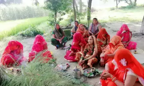 संतान की लंबी उम्र के लिए महिलाओं ने रखा हलषष्ठी व्रत, जानिए ये व्रत क्यों मनाया जाता है संतान की लंबी उम्र के लिए महिलाओं ने रखा हलषष्ठी व्रत, जानिए ये व्रत क्यों मनाया जाता है