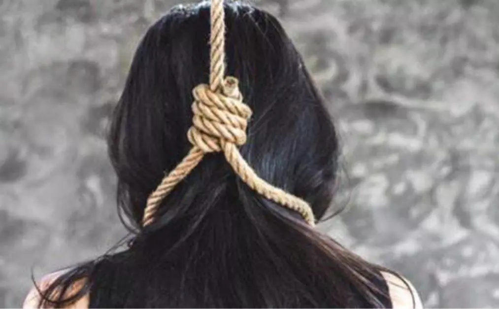 घरवालो ने फोन चलाने से डांटा, तो छात्रा ने उठाया खौफनाक कदम घरवालो ने फोन चलाने से डांटा, तो छात्रा ने उठाया खौफनाक कदम