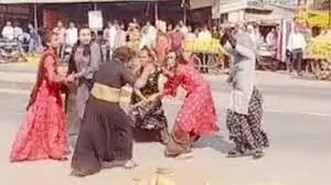 किन्नरो के दो गुटो में आपस मे चले लात घूंसे, मारपीट का वीडियो सोशलमीडिया पर वायरल किन्नरो के दो गुटो में आपस मे चले लात घूंसे, मारपीट का वीडियो सोशलमीडिया पर वायरल