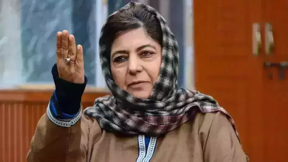 महबूबा मुफ्ती ने मोदी सरकार पर बोला हमला, कहा कि गैर संवैधानिक तरीके से 370 छीना और चोर दरवाजे की ओर से वोटर्स को लाने में जुट गए महबूबा मुफ्ती ने मोदी सरकार पर बोला हमला, कहा कि गैर संवैधानिक तरीके से 370 छीना और चोर दरवाजे की ओर से वोटर्स को लाने में जुट गए