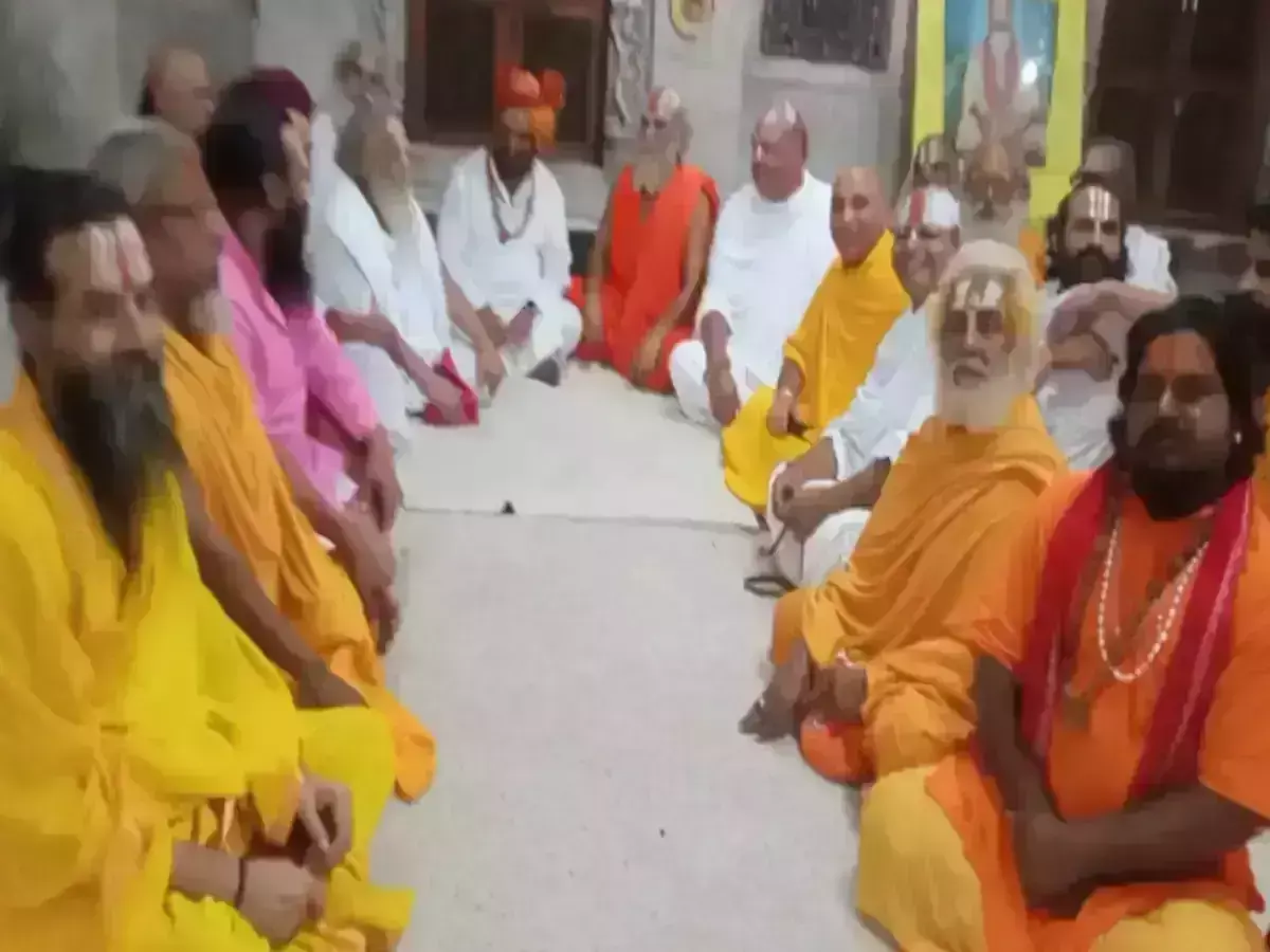 अयोध्या में सरयू तट के तिराहे पर बंधा ,निर्माणाधीन लता स्मृति उपवन को लेकर संत समाज में गहरी नाराजगी अयोध्या में सरयू तट के तिराहे पर बंधा ,निर्माणाधीन लता स्मृति उपवन को लेकर संत समाज में गहरी नाराजगी