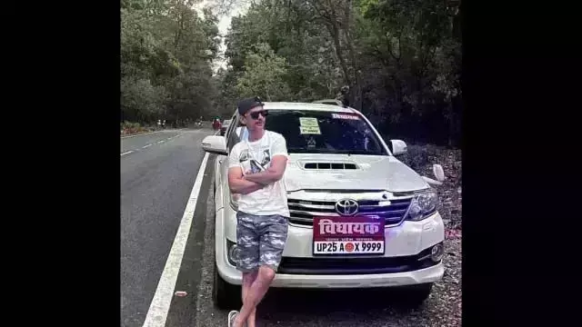 सांसद और विधायक का कार पर फर्जी स्टीकर लगाने बाले आरोपी को पुलिस ने गिरफ्तार कर गाडी की सीज सांसद और विधायक का कार पर फर्जी स्टीकर लगाने बाले आरोपी को पुलिस ने गिरफ्तार कर गाडी की सीज