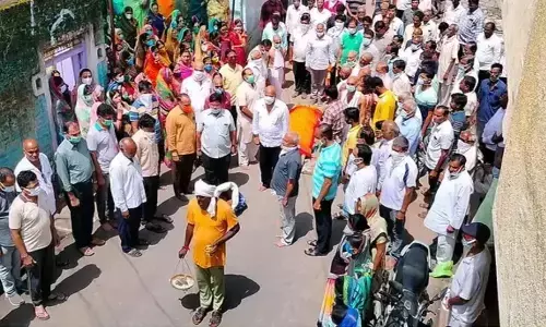 Maharashtra рдореЗрдВ рдЕрдВрддрд┐рдо рдпрд╛рддреНрд░рд╛ рдХреЗ рджреМрд░рд╛рди рджрд┐рдЦреА рджреЗрд╢рднрдХреНрддрд┐, рдЕрд░реНрдереА рд░рдЦрдХрд░ рдЧрд╛рдпрд╛ рд░рд╛рд╖реНрдЯреНрд░рдЧрд╛рди, рджреЗрдЦреЗрдВ рд╡реАрдбрд┐рдпреЛ Maharashtra рдореЗрдВ рдЕрдВрддрд┐рдо рдпрд╛рддреНрд░рд╛ рдХреЗ рджреМрд░рд╛рди рджрд┐рдЦреА рджреЗрд╢рднрдХреНрддрд┐, рдЕрд░реНрдереА рд░рдЦрдХрд░ рдЧрд╛рдпрд╛ рд░рд╛рд╖реНрдЯреНрд░рдЧрд╛рди, рджреЗрдЦреЗрдВ рд╡реАрдбрд┐рдпреЛ