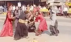 किन्नरो के दो गुटो में आपस मे चले लात घूंसे, मारपीट का वीडियो सोशलमीडिया पर वायरल किन्नरो के दो गुटो में आपस मे चले लात घूंसे, मारपीट का वीडियो सोशलमीडिया पर वायरल