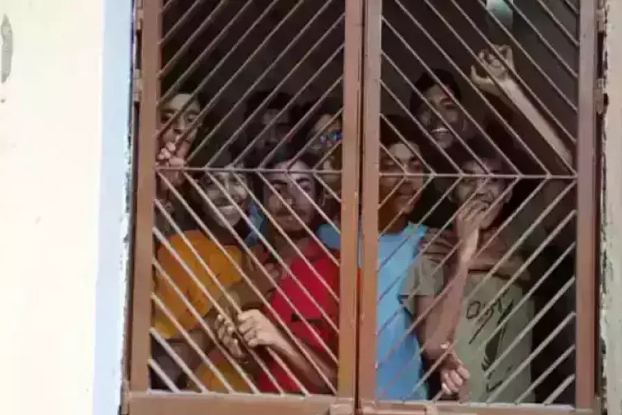 खराब भोजन और हास्टल में साफ-सफाई को लेकर नाराज 250 छात्रो ने खुद को किया कैद खराब भोजन और हास्टल में साफ-सफाई को लेकर नाराज 250 छात्रो ने खुद को किया कैद