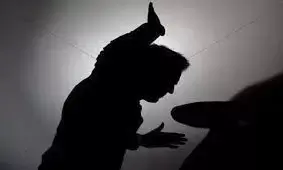 प्रेमिका के बुलाने पर उसके घर गिफ्ट लेने गए प्रेमी को ग्रामीणों ने जमकर धुना, पुलिस के हवाले प्रेमिका के बुलाने पर उसके घर गिफ्ट लेने गए प्रेमी को ग्रामीणों ने जमकर धुना, पुलिस के हवाले