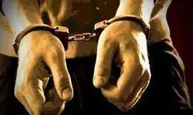 पति ने पत्नी के  प्रेमी का प्राइवेट पार्ट और सिर काटकर पेड पर लटकाया पति ने पत्नी के  प्रेमी का प्राइवेट पार्ट और सिर काटकर पेड पर लटकाया