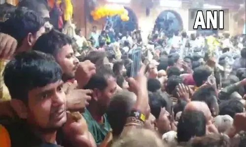 मथुरा मे मंगला आरती के दौरान हादसा, हादसे मे दो श्रद्धालुओ की मौत कई लोग घायल सीएम योगी जताया दुख मथुरा मे मंगला आरती के दौरान हादसा, हादसे मे दो श्रद्धालुओ की मौत कई लोग घायल सीएम योगी जताया दुख