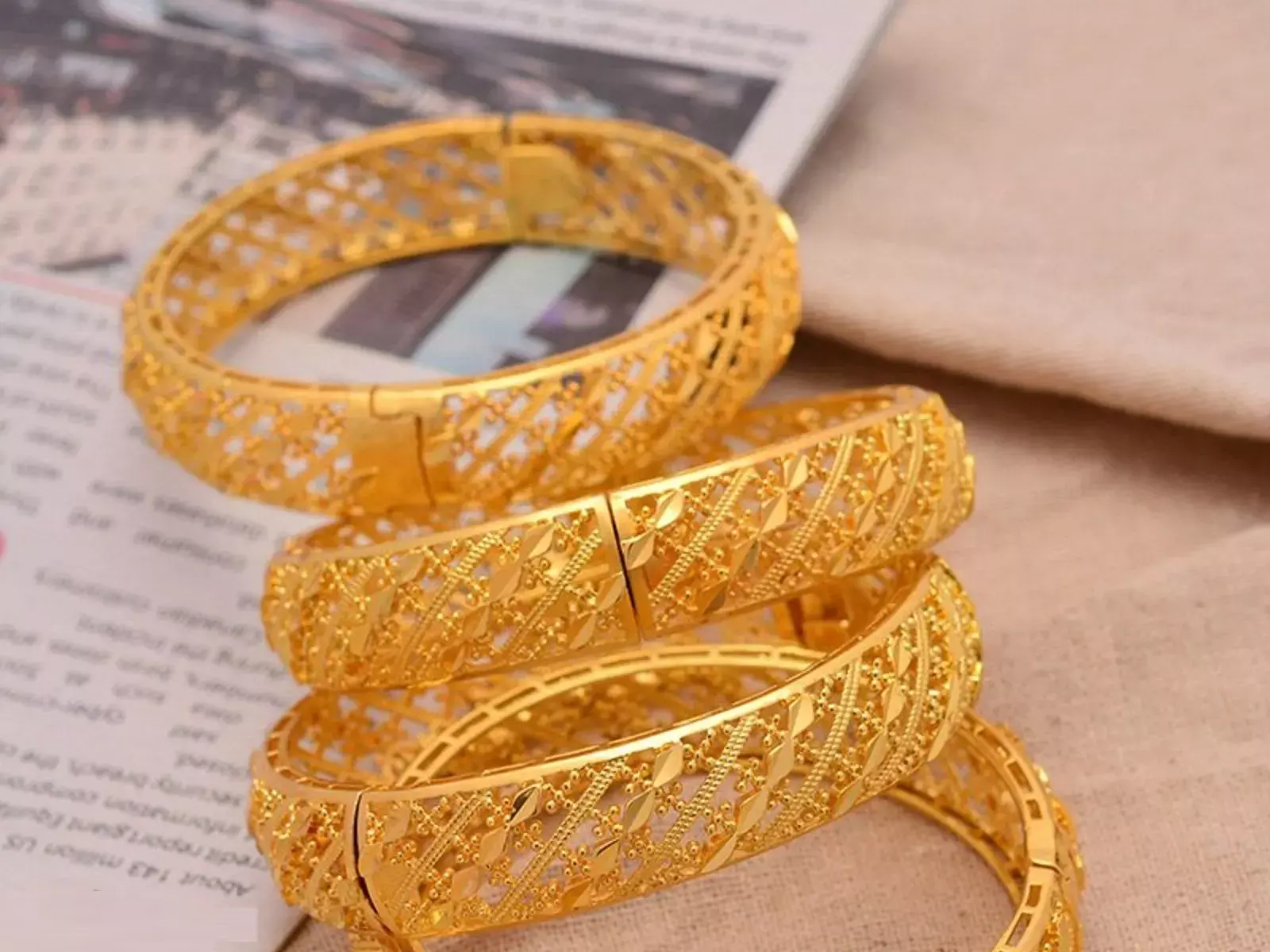 Gold and Silver Price Today: तेजी से कम हुए सोने-चांदी के दाम, जानिए अपने शहर के भाव Gold and Silver Price Today: तेजी से कम हुए सोने-चांदी के दाम, जानिए अपने शहर के भाव