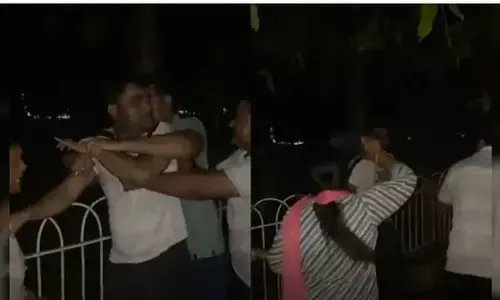 देखें वीडियो: महिला मित्र के साथ रंगरेलियां मानते पकड़े गए बीजेपी के क्षेत्रीय मंत्री, पत्नी ने बीच सड़क पर चप्‍पलों से की पिटाई