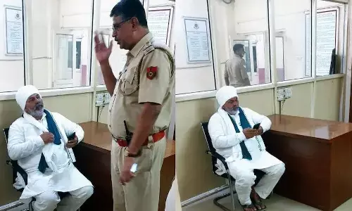 Rakesh Tikait Arrested : राकेश टिकैत गिरफ्तार, पुलिस ने थाने में बैठाया, भाकियू कार्यकर्ताओं में रोष Rakesh Tikait Arrested : राकेश टिकैत गिरफ्तार, पुलिस ने थाने में बैठाया, भाकियू कार्यकर्ताओं में रोष