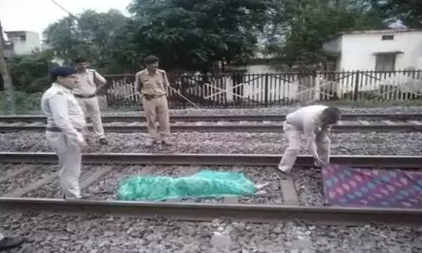 घर से स्कूटर पर निकली, फिर तेज रफ्तार ट्रेन के आगे कूदी छात्रा घर से स्कूटर पर निकली, फिर तेज रफ्तार ट्रेन के आगे कूदी छात्रा