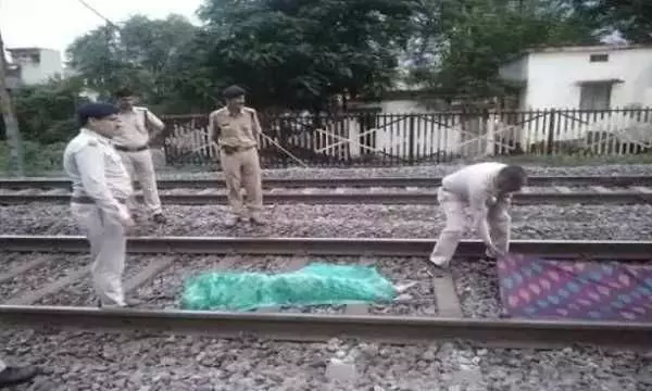 घर से स्कूटर पर निकली, फिर तेज रफ्तार ट्रेन के आगे कूदी छात्रा
