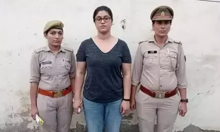 कौन है नोएडा की गालीबाज महिला? पेशे से वकील 3 महीने पहले ही सोसाइटी में आई थी... कौन है नोएडा की गालीबाज महिला? पेशे से वकील 3 महीने पहले ही सोसाइटी में आई थी...