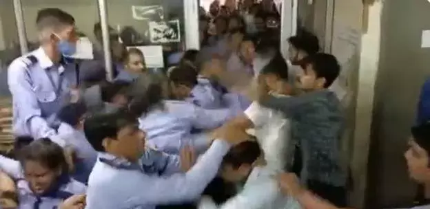 जेएनयू में हंगामा, छात्रवृत्ति को लेकर एबीवीपी और सुरक्षाकर्मियों के बीच मारपीट जेएनयू में हंगामा, छात्रवृत्ति को लेकर एबीवीपी और सुरक्षाकर्मियों के बीच मारपीट
