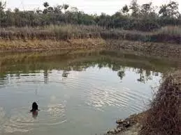 पुणे में एक महिला को बच्चा पैदा करवाने को लेकर नग्न स्नान करने के लिए किया मजबूर,पुलिस ने प्राथमिकी की दर्ज पुणे में एक महिला को बच्चा पैदा करवाने को लेकर नग्न स्नान करने के लिए किया मजबूर,पुलिस ने प्राथमिकी की दर्ज