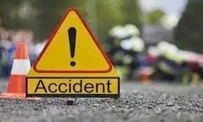 तेज रफ्तार इनोवा कार होटल में घुसी, एक की मौत दो घायल,पुलिस आरोपी की तलाश मे जुटी तेज रफ्तार इनोवा कार होटल में घुसी, एक की मौत दो घायल,पुलिस आरोपी की तलाश मे जुटी